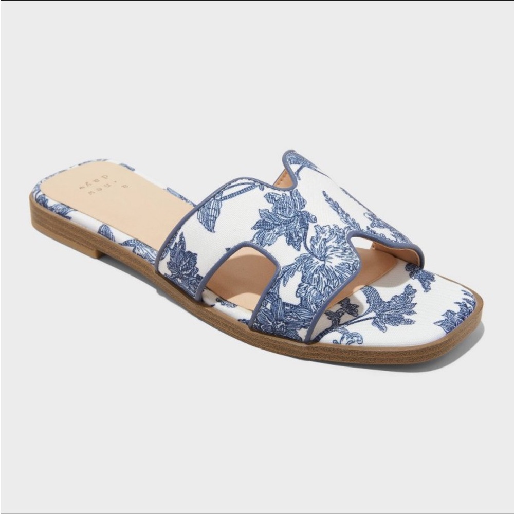 LIKE NEW a new day Nina Sandals Blue and White Floral Print